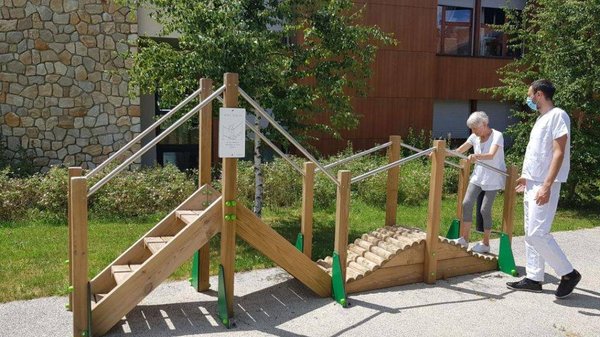 Installation d'un parcours Motricité dans un jardin d'EHPAD